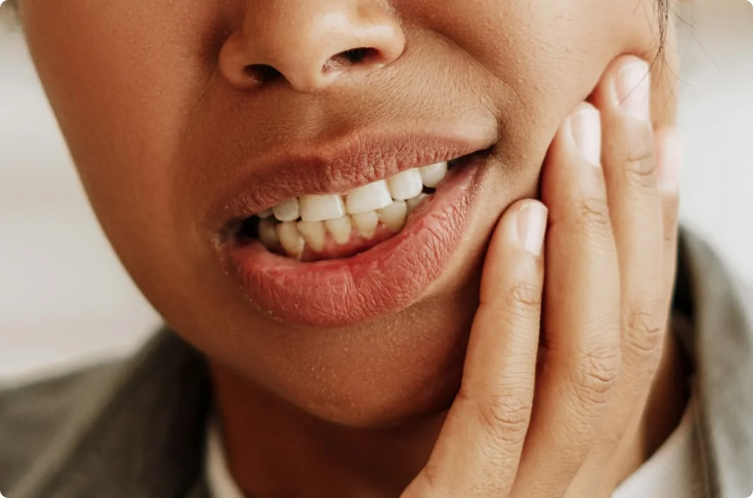 Dents sensibles : le guide complet pour blanchir sans douleur
